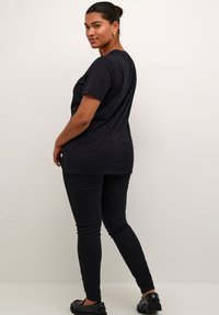 Kaffe Curve - T-shirt z nadrukiem