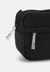 HVISK VENICE MATTE UNISEX - Skulderveske - black soil