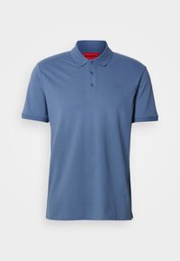 Polo bleu à manches courtes avec trois boutons, un col et un marquage subtil "Hugo" sur la poitrine ainsi qu’une étiquette rouge à l’intérieur du col.