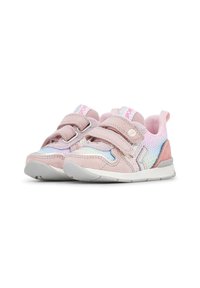 Scarpe sportive per bambini di colore rosa con strappi in velcro, materiali in rete e camoscio, accenti riflettenti e suola in gomma testurizzata.