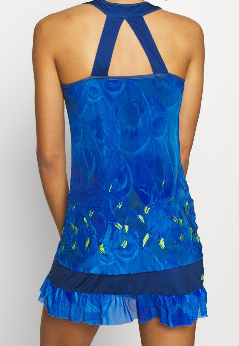 Modré sportovní šaty s texturovaným květinovým vzorem, designem na závodní záda a volánovým lemem. Obsahuje kontrastní odstíny modré a zelené.