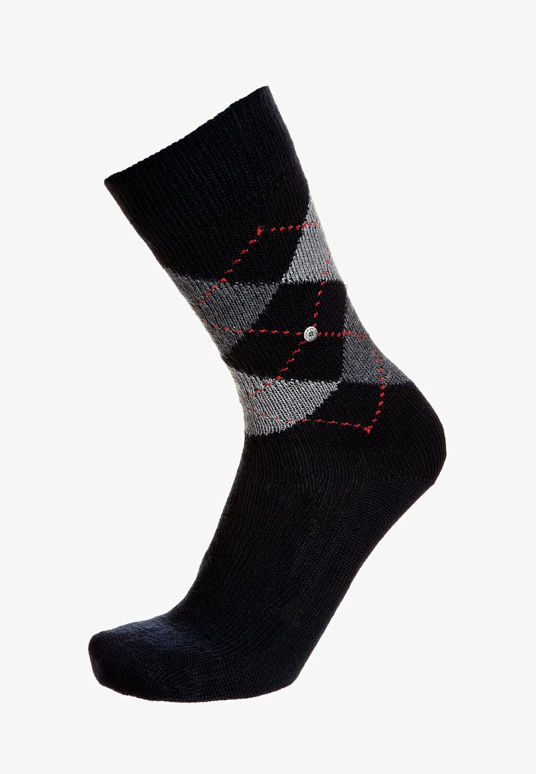 Calzino nero con un motivo argyle di diamanti grigi e accenti rossi, caratterizzato da una texture liscia e un dettaglio logo vicino al risvolto.