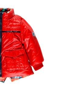 Rode gewatteerde jas met een rits aan de voorkant, ribgebreide manchetten en een zak. Voering met bloemenpatroon. Bevat een logo op de mouw.
