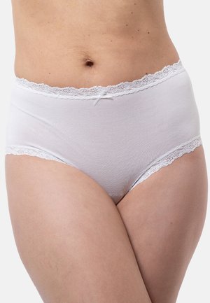 Frau, die weiße Baumwollunterwäsche mit hoher Taille und Spitzenbesatz sowie einer kleinen Schleife am Bund trägt, gezeigt von der Taille bis zu den oberen Oberschenkeln.