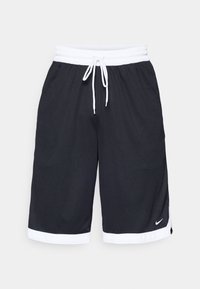 Pantalones cortos deportivos negros con una cinturilla elástica blanca y cordón. Presenta detalles blancos en el dobladillo y un pequeño logo en la parte baja de la pierna.