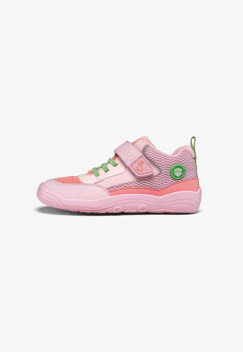 Zapatilla deportiva rosa con parte superior de ante y malla, con cordones verdes, tira de velcro y suela de goma texturizada. Acento de logo verde en el talón.