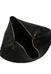 Borsa in pelle nera con motivo intrecciato e chiusura con zip. Presenta un interno liscio e una zip color oro per la chiusura.