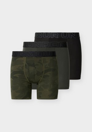 Trois boxers pour hommes en camouflage vert, olive uni et noir uni, chacun avec une ceinture noire portant la marque "UNDER ARMOUR".