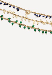 Gouden kettingarmband met clusters van groene, blauwe en heldere kralen met een decoratieve sluiting. De kralen zijn facetten, wat textuur en glans toevoegt.