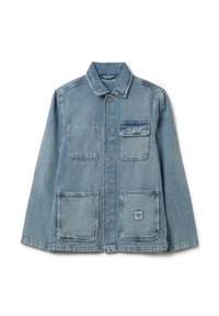 Lichtblauwe spijkerjacket met een kraag, drukknopen aan de voorkant, twee borstzakken en twee grote voorkruiz zakken. Heeft een labeldetail op de lagere zak.