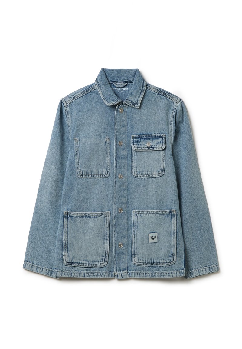 Lichtblauwe spijkerjacket met een kraag, drukknopen aan de voorkant, twee borstzakken en twee grote voorkruiz zakken. Heeft een labeldetail op de lagere zak.