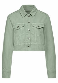 Veste en denim vert clair, courte, avec un col, fermeture à boutons sur le devant et deux poches poitrine. Présente des boutons en métal argenté et un tissu texturé.