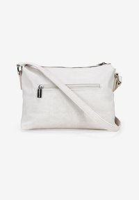 Bolso cruzado de tela gris claro con cremallera en la parte superior, bolsillo frontal y correa ajustable. Textura suave, diseño minimalista.