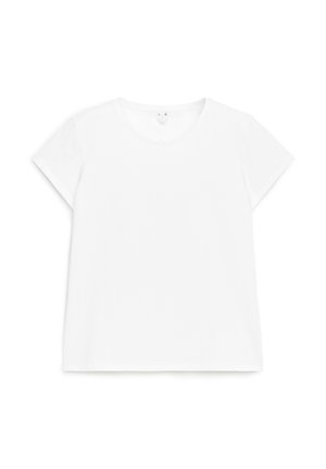 Hvid T-shirt med korte ærmer og rund hals, i almindelig pasform, vist fladt på en hvid baggrund.