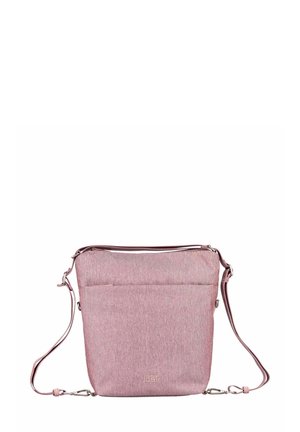 Sac à épaule en tissu rose avec fermeture éclair sur le dessus, poche avant et bandoulière réglable. Texture lisse et design minimaliste ; logo à l'avant.