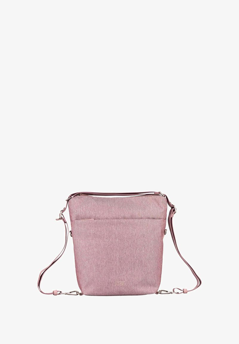 Sac à épaule en tissu rose avec fermeture éclair sur le dessus, poche avant et bandoulière réglable. Texture lisse et design minimaliste ; logo à l'avant.