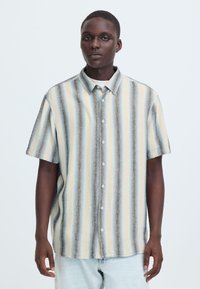 Korte mouwen overhemd met knopen, uitgevoerd in verticale strepen in zachte pasteltinten, een mix van beige, blauw en grijs; lichtgewicht stof.