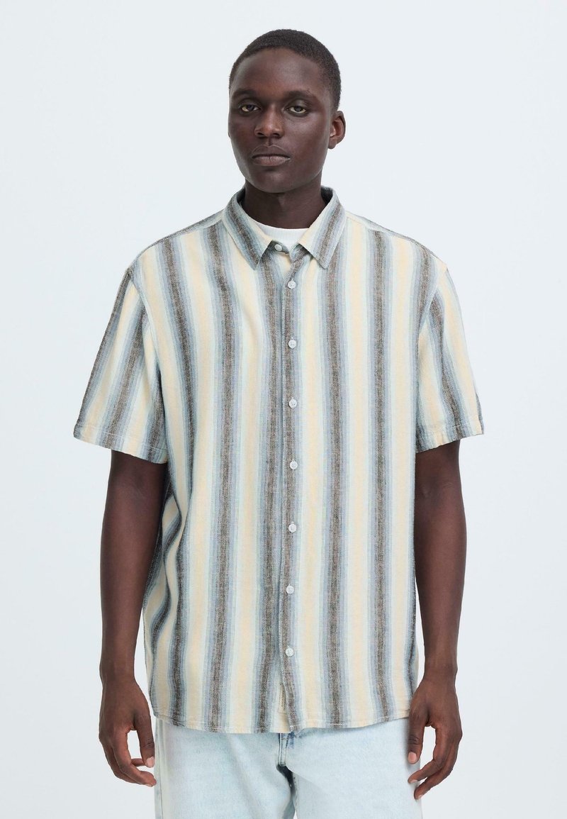 Korte mouwen overhemd met knopen, uitgevoerd in verticale strepen in zachte pasteltinten, een mix van beige, blauw en grijs; lichtgewicht stof.