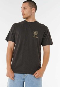 Donkergrijze katoenen t-shirt met korte mouwen, voorzien van een gouden logo op de borst. Relaxte pasvorm en eenvoudig ontwerp zonder patronen of accenten.