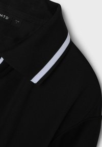 Svart polo-shirt med en strukturerad krage som har vita ränder, tillverkad av ett slätt tyg, med en etikett som visar storleksinformation.