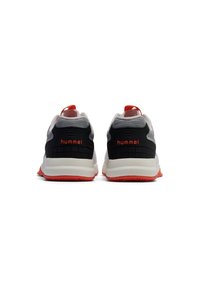 Par de zapatillas deportivas Hummel en blanco, negro y naranja mostradas desde atrás contra un fondo blanco.