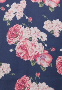 Tecido azul-marinho coberto com rosas cor-de-rosa, flores rosa claro e folhas verdes. A textura parece entrelaçada com um acabamento suave e macio.