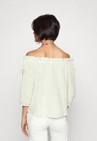 ONLY ONLTILLA THYRA OFF SHOULDER - Blusa - cloud dancer