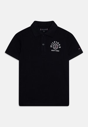 Czarna koszulka polo z krótkim rękawem i dwoma guzikami, z wyszywanym napisem „Hilfiger New York” na lewej piersi oraz małym logo flagi na lewym rękawie.