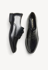 Zapatos de vestir de cuero negro con un acabado brillante, puntera redondeada, tacón bajo y diseño de cordones. Presentan sutiles detalles de costura y una marca en el interior.