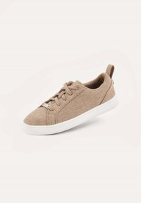 Beige filtsneakers med vita gummisulor, snörningsdesign och en bakre flik för enkel påtagning. Slät textur med sömnadsdetaljer.