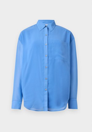 Niebieska koszula zapinana na guziki z kołnierzykiem, długimi rękawami i jedną kieszenią na piersi. Wykonana z gładkiego materiału o lekko połyskującej powierzchni.