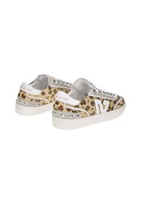 Sneaker basse con stampa leopardata, borchie argentate sul tallone e sui lacci, suole bianche e logo "V" bianco di lato.