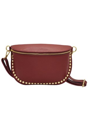 Sac bandoulière en cuir bordeaux avec fermeture éclair dorée, clous dorés le long du bord avant, et une sangle ajustable avec des accessoires dorés.
