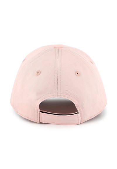 Roze honkbalpet met een gebogen rand, textuurstof en een verstelbare band aan de achterkant. Vijf ventilatiegaten zichtbaar.