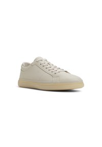 Sneaker in pelle crema con punta arrotondata, tomaia testurizzata e chiusura con lacci. Presenta una suola in gomma leggera e sottile per una buona aderenza.