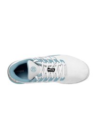 Witte sportschoenen met blauwe accenten, bovenwerk van mesh, platte veters, ronde neus en een gevoerde binnenkant. Logo zichtbaar op de tong.