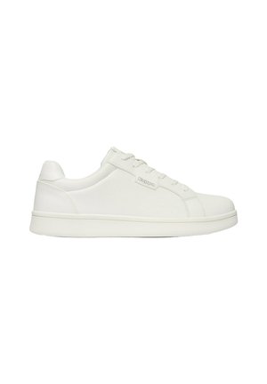 Hvid lav-top sneaker med snørelukning og flad sål, med subtil branding på sidepanelet.