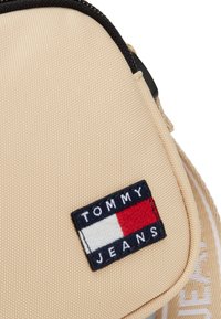 Tommy Jeans DAILY CROSSOVER - Soma ar siksnu pāri ķermenim - sand
