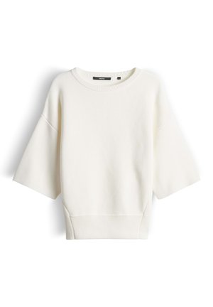 Off-white gebreide trui met korte mouwen, een geribde ronde hals, brede mouwen en een aangesloten geribde tailleband, weergegeven op een witte achtergrond.