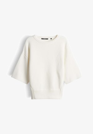 Off-white gebreide trui met korte mouwen, een geribde ronde hals, brede mouwen en een aangesloten geribde tailleband, weergegeven op een witte achtergrond.