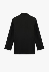 Blazer noir au design structuré, à manches longues et col cranté. Présente un dos épuré avec des coutures minimales pour un aspect sans coutures.