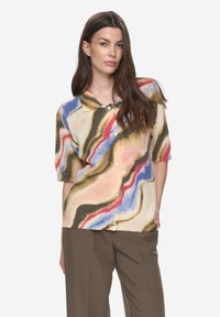 Kurzärmelige Strickjacke aus weichem Strick mit einem bunten, wellenförmigen Muster in Beige, Blau, Rot und Braun. Vorderseite mit Knöpfen und Kragen.