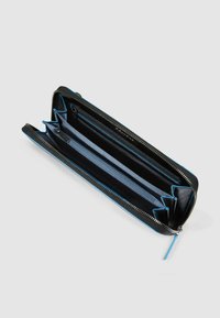 Portafoglio in pelle nera con accenti blu, dotato di più scomparti, cerniere e interno strutturato. Vista aperta mostra la disposizione organizzativa.