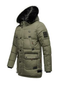 Jachetă puffer de culoare verde olive, cu glugă detașabilă din blană sintetică, design căptușit, mai multe buzunare frontale și accente de logo pe piept și pe mânecă.