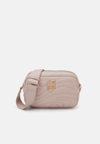 Gaiši rozā taisnstūra crossbody soma, izgatavota no teksturētas ādas, ar viļņotu dizainu, zelta detaļām un regulējamu siksnu.
