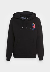 Sweatshirt preto com bolso frontal, capuz com cordão e uma gráfica colorida de uma palmeira e figura, com o texto "clube de férias."