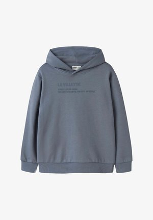 Sweatshirt à capuche bleue en tissu doux. Il possède une poche kangourou et un texte en relief sur le devant. Manches et ourlet côtelés.