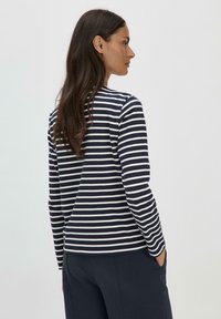 Langärmliges gestreiftes Oberteil in Navy und Weiß, mit rundem Halsausschnitt und lockerer Passform. Weiches, atmungsaktives Material mit kontrastierenden Streifen.