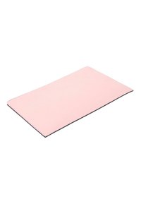 Tapis de yoga ou d'exercice rectangulaire rose doux avec coins arrondis, posé à plat sur une surface blanche.