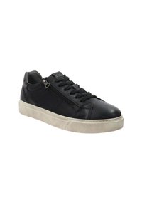 Zwarte leren sneaker met zijrits, zwarte veters en off-white rubberen zool, schuin naar rechts op een witte achtergrond.